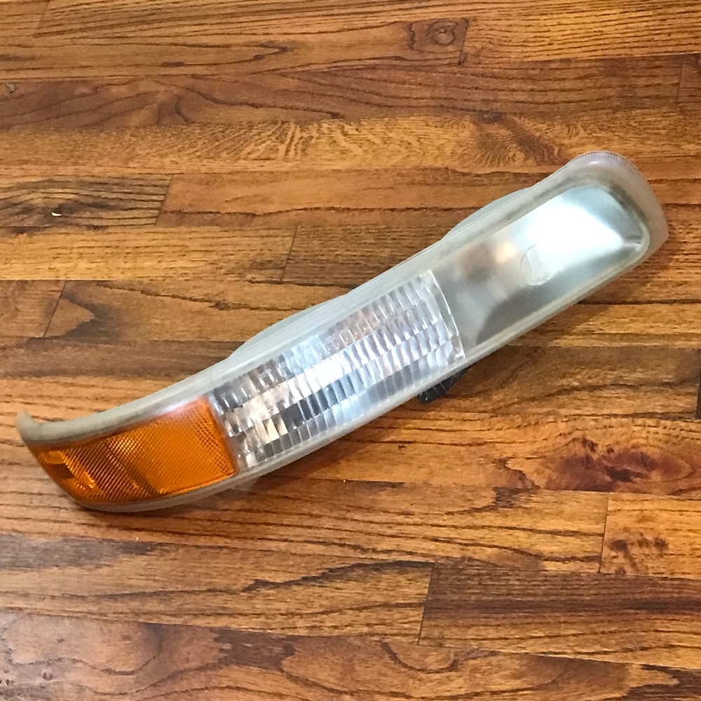 Chev Silverado Tahoe GMC Sierra Yukon Turn Signal Parking Light 16525670 Lamp Le